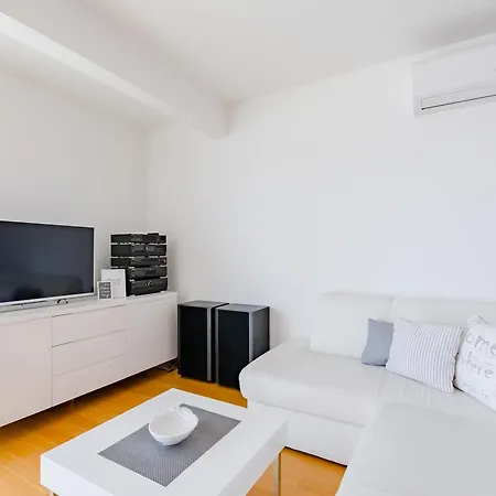 West Coast Ave Apartment *
